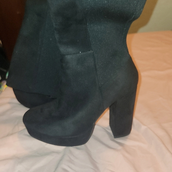 Black unbranded Heeled Boots - Picture 2 of 3